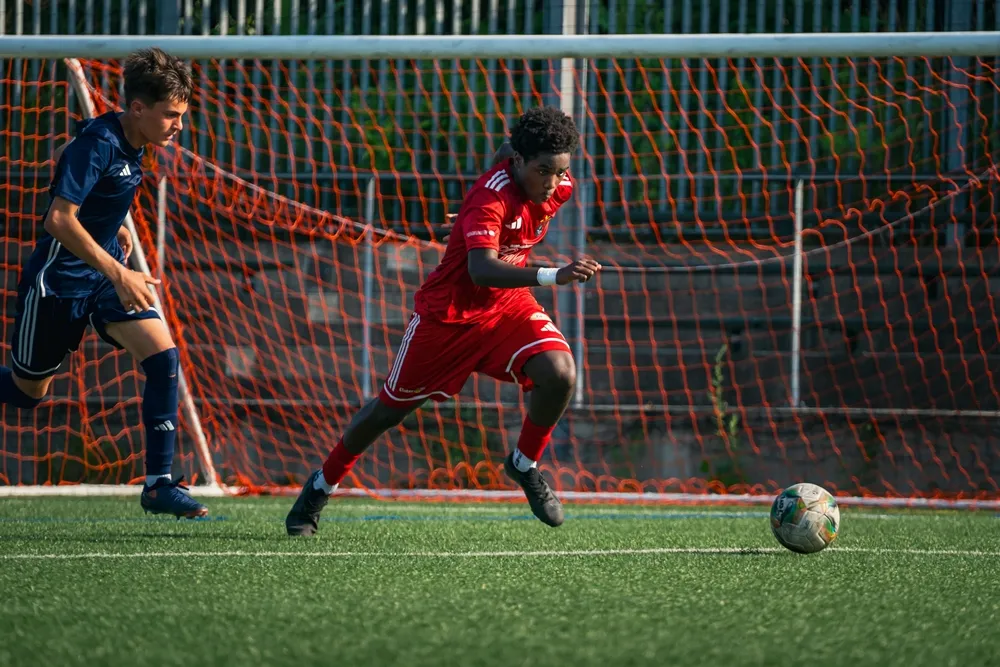 코치의 지시를 듣는 축구팀의 역습 모습