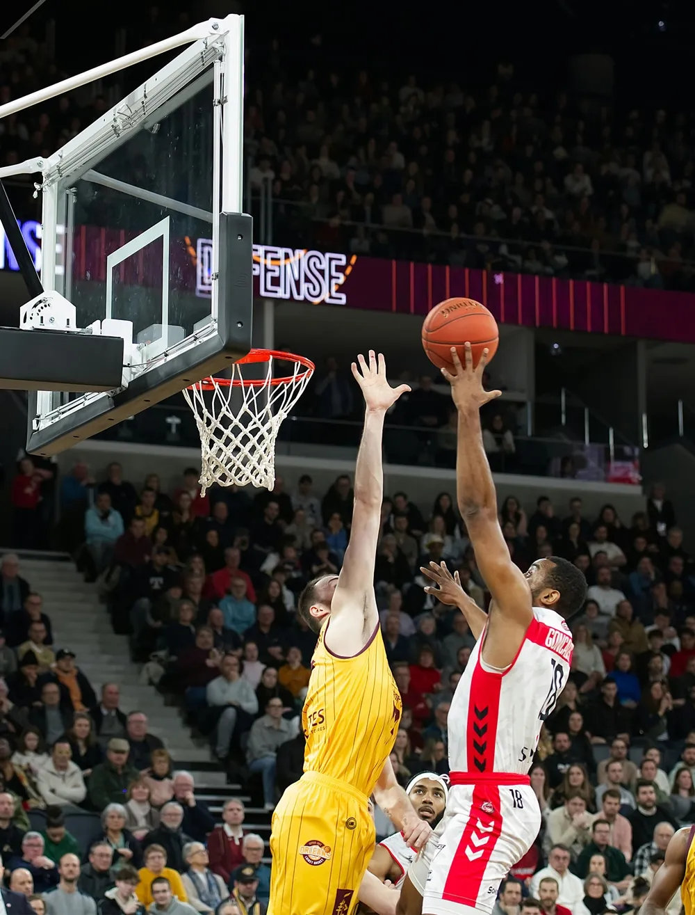 모바일 번역 기능으로 스코어 확인하는 모습